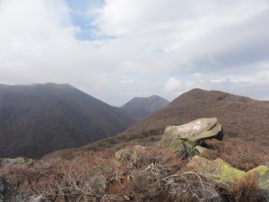 左から北大船山、平治岳、高塚山